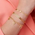 El-set-de-pulseras-tiene-3-pulseras-doradas-para-mujer-de-distintos-estilos.