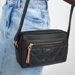 Bolso-para-mujer-de-color-negro-en-material-tipo-cuero-de-estilo-casual.-