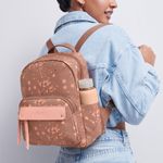 Mochila-para-mujer-casual-en-poliester-color-marron-con-distintos-compartimentos-y-asas-regulables.