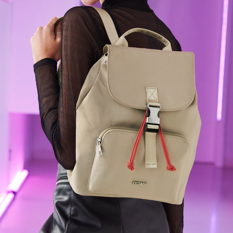 Mochila-de-color-beige-en-material-de-tela-poliester-con-multiples-compartimientos.