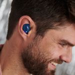 Audifonos-inalambricos-para-hombre-con-conexion-bluetooth-y-carga-a-traves-de-USB.-